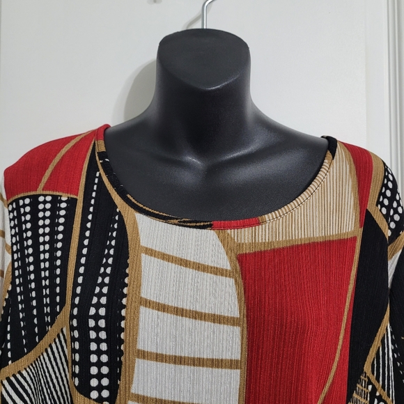 Abstract Patterned Women's Top - Picture 2 of 10